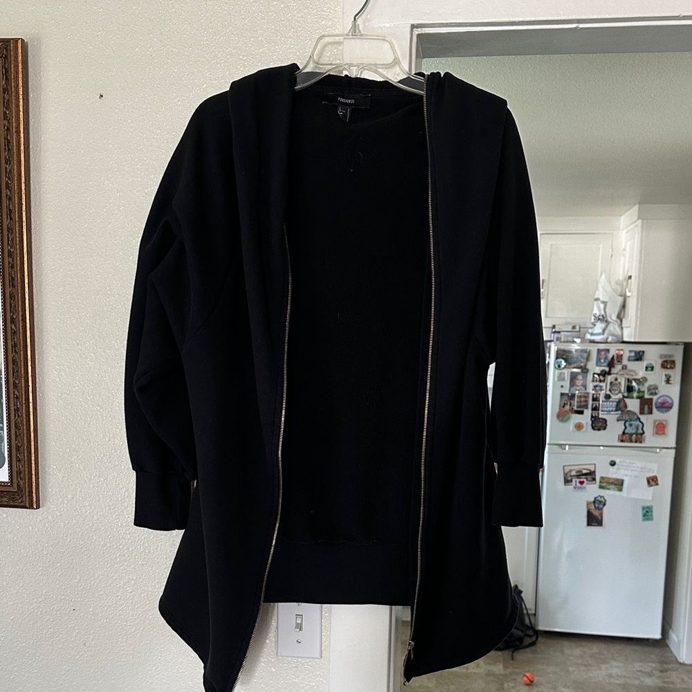 Black 1/2 sleeve hoodie that zips ALL THE WAY up! Size small